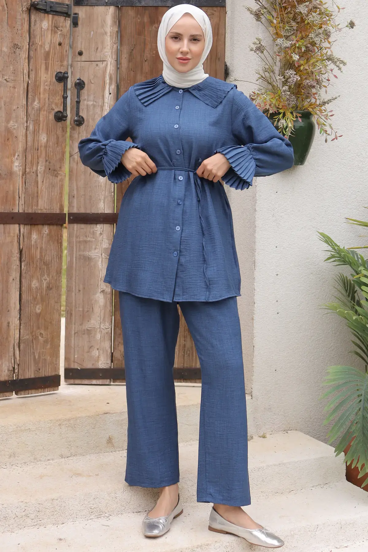 Pleated Linen Suit With Pleated Collar And Sleeves