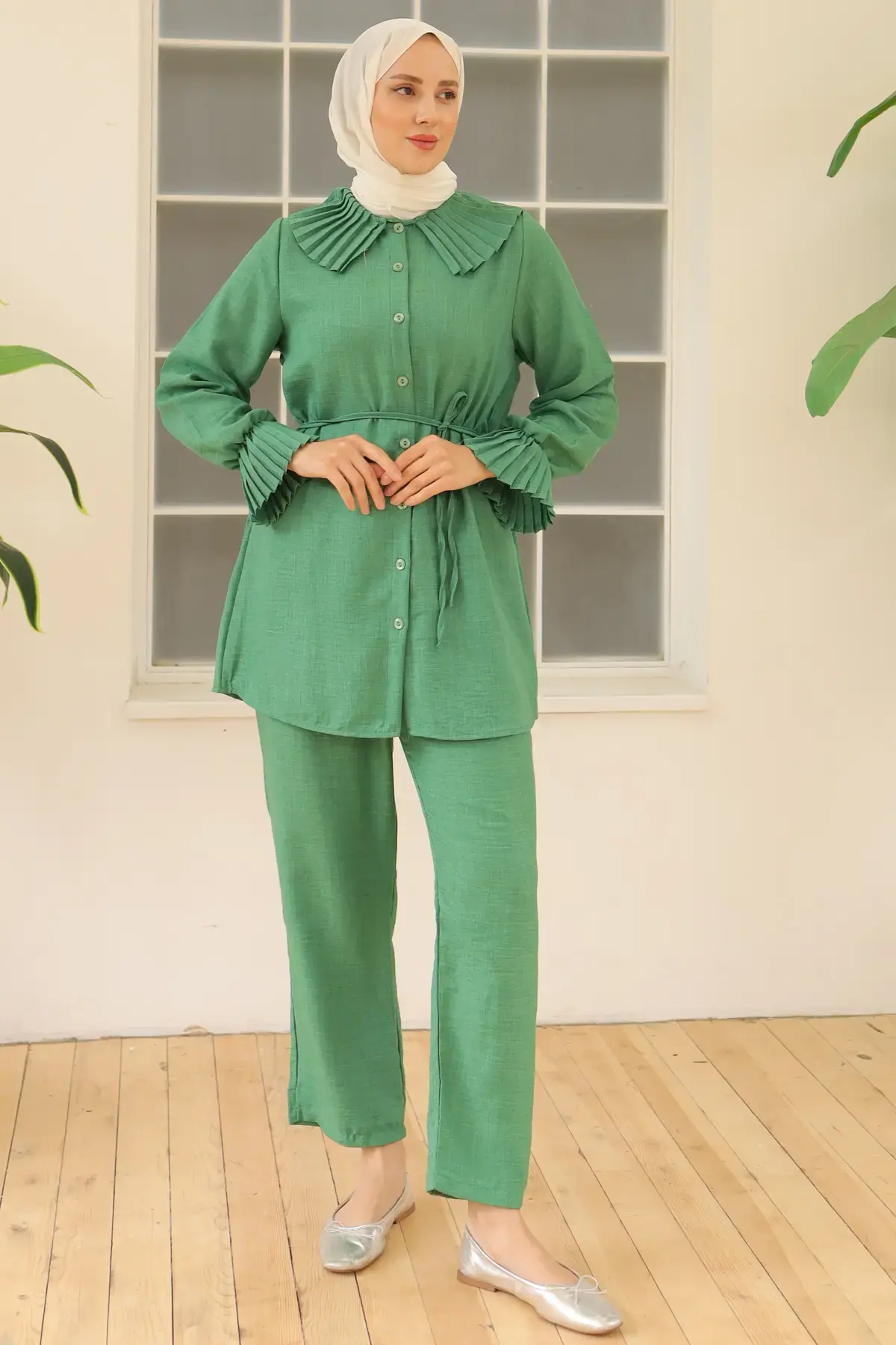 Pleated Linen Suit With Pleated Collar And Sleeves